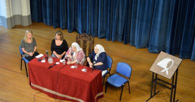Las Madres entregaron al Colegio Nacional las históricas baldosas de Plaza de Mayo Las Madres entregaron al Colegio Nacional las históricas baldosas de Plaza de Mayo